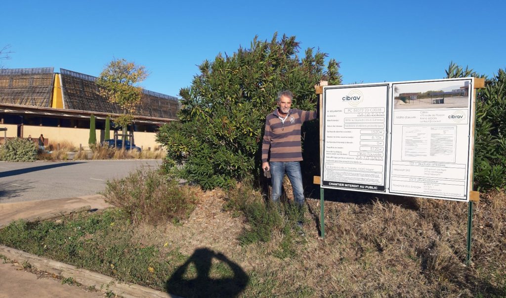 Le permis de construire des ombrières de Mazan a été affiché près de l'entrée du parking de La Boiserie.