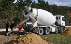 Coulage du béton pour les ombrières de Bédoin