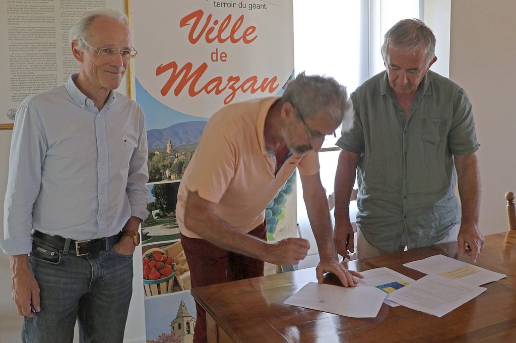 Signature de la promesse de C.O.T. avec la mairie de Mazan, par Gérard Bodineau, vice-président de CIBRAV.